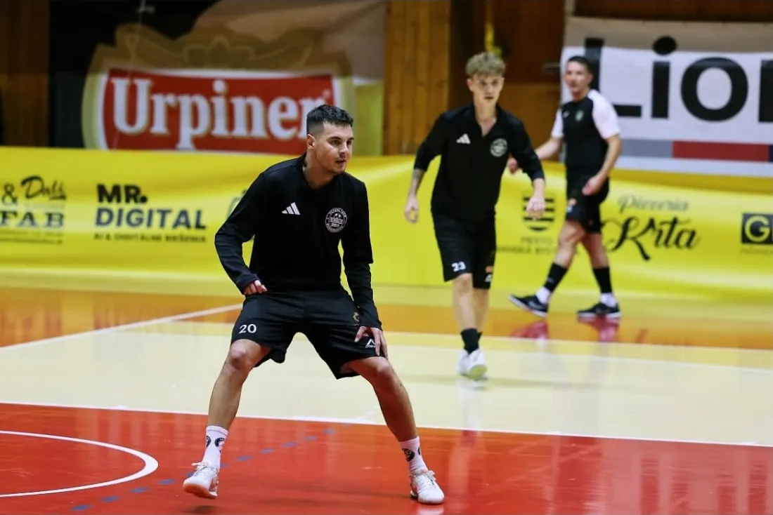 Hráči MIBA Futsal pred bannerom MR. Digital